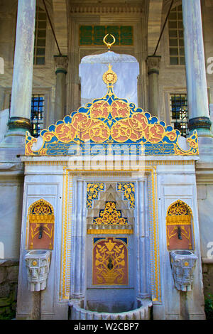 Fontana ornamentale al di fuori di ingresso alla biblioteca di Ahmet 3rd, Baghdad Pavilion, il palazzo di Topkapi, Istanbul, Turchia Foto Stock