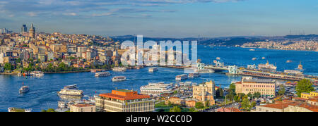 Turchia, Istanbul, vista su Beyoglu e distretti di Sultanahmet, il Golden Horn e sul Bosforo Foto Stock