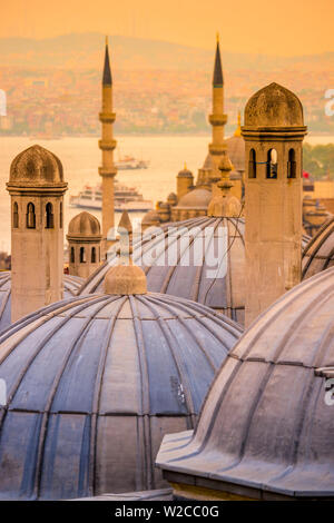 Turchia, Istanbul, Sultanahmet , delle cupole della Moschea Suleymaniye (di Suleymaniye Camii) complesso con nuova moschea (Yeni Camii) al di là di Foto Stock