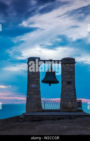 Ucraina, Crimea, Sebastopoli, Khersoness, nebbia bell - che proviene da una guerra di Crimea cannon. Foto Stock