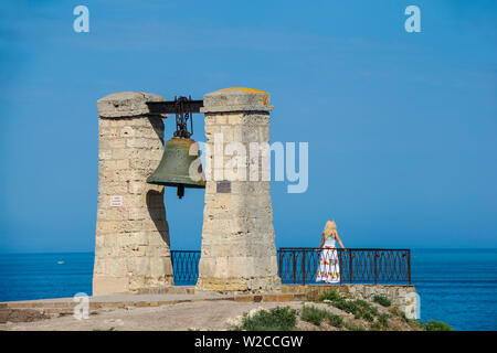 Ucraina, Crimea, Sebastopoli, Khersoness, nebbia bell - che proviene da una guerra di Crimea cannon. Foto Stock