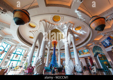 La lobby dell'Hotel Atlantis, Palm Jumeirah, Dubai, Emirati Arabi Uniti Foto Stock