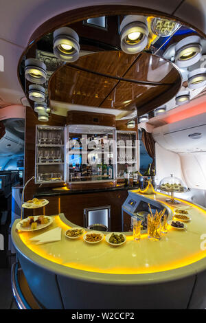 Bar del Business e First Class Lounge sul A380 Emirates aeroplano Foto Stock