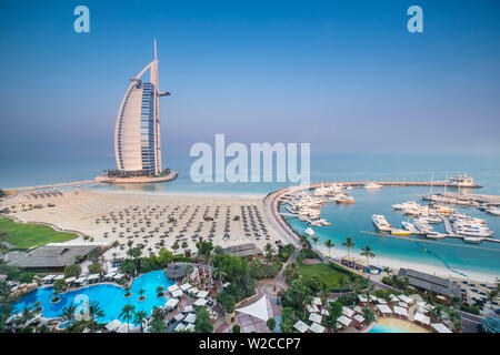 Il Burj al Arab, dal Jumeirah Beach Hotel, Dubai, UAE Foto Stock