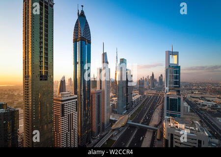 Emirati Arabi Uniti Dubai Sheikh Zayed Rd, traffico e nuovi edifici alti di Dubai lungo la strada principale Foto Stock