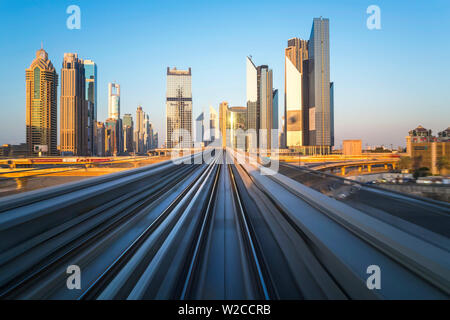 POV sulla moderna driverless Dubai rampa sopraelevata sistema di metropolitana, costeggiando la Sheikh Zayed Rd, Dubai, UAE Foto Stock