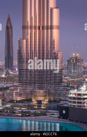 I UAE Dubai, Centro cittadino di Dubai e Burj Khalifa, più alte del mondo come edificio del 2016, vista in elevazione, alba Foto Stock