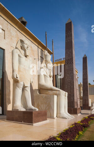 I UAE Dubai, Dubai Creek Area, Wafi City, a tema Egiziano e sviluppo, statue egiziane Foto Stock