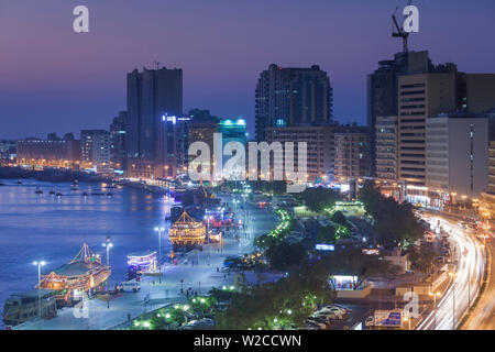 I UAE Dubai, Deira, vista in elevazione del Dubai Creek, crepuscolo Foto Stock
