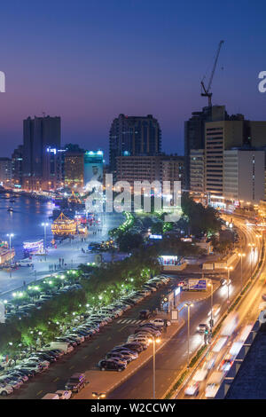 I UAE Dubai, Deira, vista in elevazione del Dubai Creek, crepuscolo Foto Stock