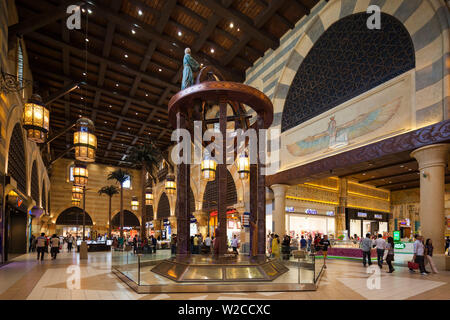 I UAE Dubai, Western Dubai, Ibn Battuta Mall, il centro commerciale per lo shopping costruito con sei giudici che rappresenta i viaggi dal XIV secolo Arab explorer, Ibn Battuta, corte egizia Foto Stock