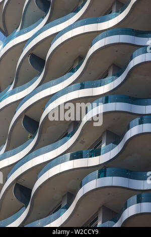 Emirati Arabi Uniti Dubai, Dubai Marina, in prossimità di un edificio residenziale Foto Stock