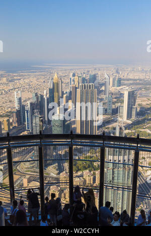 Emirati Arabi Uniti Dubai, vista guardando verso la Sheikh Zayed Road e il centro finanziario da Burj Khalifa Foto Stock