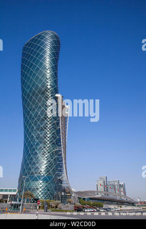 Emirati Arabi Uniti, Abu Dhabi, Hyatt Capital Gate Hotel, situato nella capitale iconico Edificio Gate, la quale si appoggia un record assoluto di 18 gradi.Â parte del Centro Nazionale Espositivo di Abu Dhabi(ADNEC), la più grande conferenza e sede espositiva nel Medio Oriente. Foto Stock