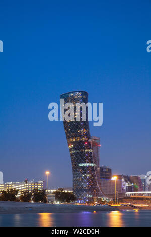 Emirati Arabi Uniti, Abu Dhabi, Hyatt Capital Gate Hotel, situato nella capitale iconico Edificio Gate, la quale si appoggia un record assoluto di 18 gradi.Â parte del Centro Nazionale Espositivo di Abu Dhabi(ADNEC), la più grande conferenza e sede espositiva nel Medio Oriente. Foto Stock