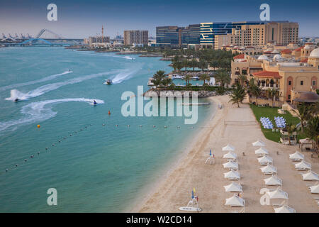 Emirati Arabi Uniti, Abu Dhabi, Khor Al Maqta, vista del Canal Grande e la spiaggia privata della struttura Shangri-La Hotel Foto Stock