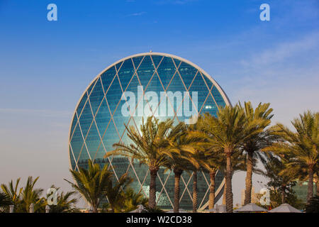 Emirati Arabi Uniti, Abu Dhabi, Al Raha, vista di Aldar Headquarters - egli per primo edificio circolare in Medio Oriente Foto Stock