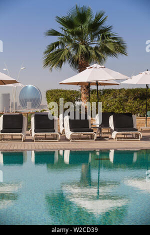 Emirati Arabi Uniti, Abu Dhabi Yas Island, piscina presso Hotel Centro con vista di Alder sede a distanza Foto Stock