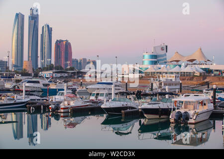 Emirati Arabi Uniti, Abu Dhabi, vista del porto e dello skyline della città guardando verso Etihad Torri e a destra la Abu Dhabi International Marine Sports Club Foto Stock