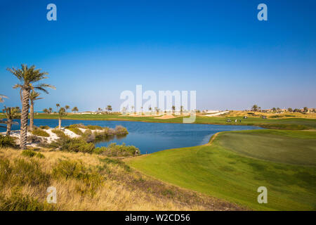 Emirati Arabi Uniti, Abu Dhabi, Saadiyat Island, corso del Golfo Foto Stock