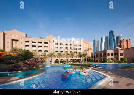 Emirati Arabi, Abu Dhabi Emirates Palace Hotel, piscina e Etihad Towers Foto Stock