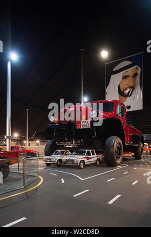 I UAE Abu Dhabi, Shanayl, Emirates Museo Nazionale dell'automobile, la collezione di auto di Sheikh Hamad Bin Hamdan Al Nahyan, noto anche come il Rainbow Sheikh, Dodge Power Wagon monster truck su mining telaio del carrello Foto Stock