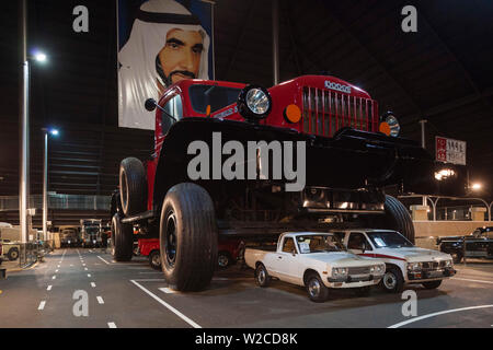 I UAE Abu Dhabi, Shanayl, Emirates Museo Nazionale dell'automobile, la collezione di auto di Sheikh Hamad Bin Hamdan Al Nahyan, noto anche come il Rainbow Sheikh, Dodge Power Wagon monster truck su mining telaio del carrello Foto Stock