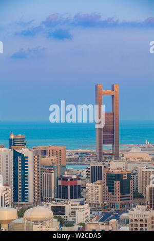 Il Bahrain, Manama, skyline della città guardando verso 4 Seasons Hotel Foto Stock