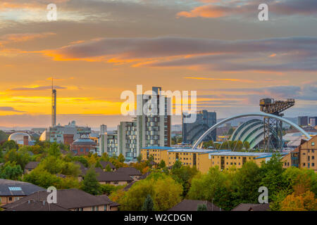 Regno Unito, Scozia, Glasgow, Scottish Exhibition and Conference Centre SECC, soprannominato Armadillo e Glasgow Science Centre (sinistra) Foto Stock