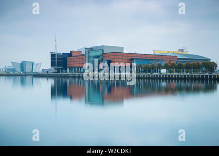 Regno Unito e Irlanda del Nord, Belfast, vista del Titanic Belfast museum e SSE Arena Foto Stock