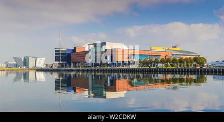 Regno Unito e Irlanda del Nord, Belfast, vista del Titanic Belfast museum e SSE Arena Foto Stock