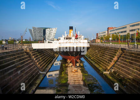 Regno Unito e Irlanda del Nord, Belfast, SS Nomadic - Bando di gara per il Titanic e l'ultimo residuo White Star nave di linea infront del Titanic Belfast museum Foto Stock