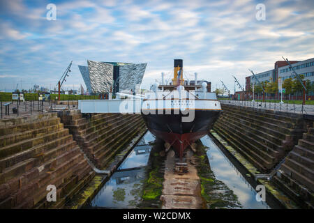 Regno Unito e Irlanda del Nord, Belfast, SS Nomadic - Bando di gara per il Titanic e l'ultimo residuo White Star nave di linea infront del Titanic Belfast museum Foto Stock