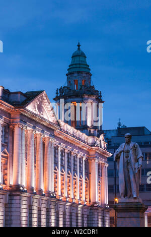 Regno Unito e Irlanda del Nord, Belfast, Belfast City Hall, esterno, crepuscolo Foto Stock