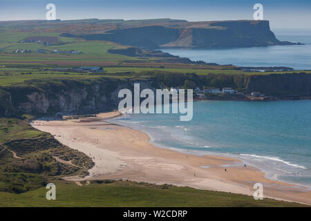 Regno Unito e Irlanda del Nord, nella contea di Antrim, Portbradden, elevati village vista sul parco bianco Bay Foto Stock