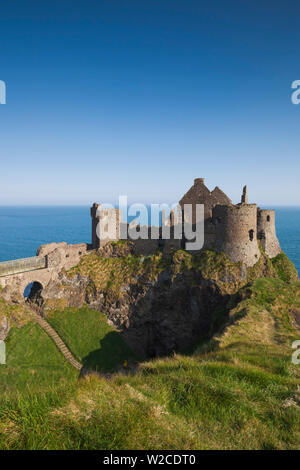 Regno Unito e Irlanda del Nord, nella contea di Antrim, Bushmills, Dunluce Castle rovine Foto Stock