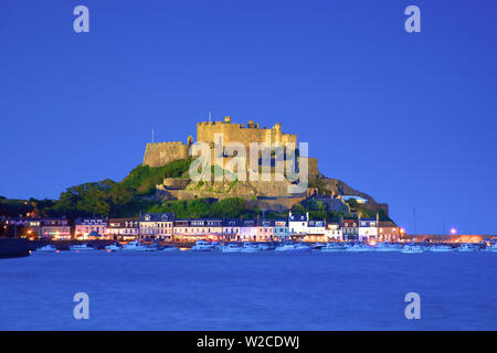 Castello di Mont Orgueil e porto Gorey al crepuscolo, Gorey, Jersey, Isole del Canale Foto Stock