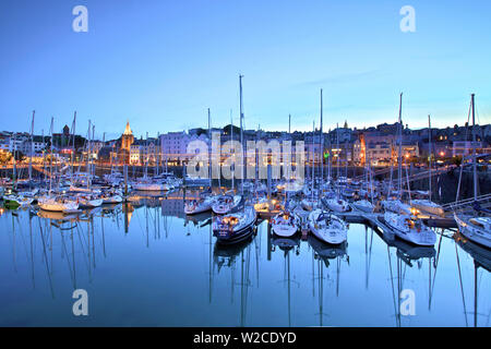 St Peter Port Harbour di notte, Guernsey, Isole del Canale Foto Stock