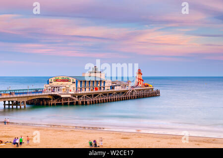 Regno Unito, Inghilterra, Dorset, Bournemouth, West Cliff Beach,molo principale Foto Stock