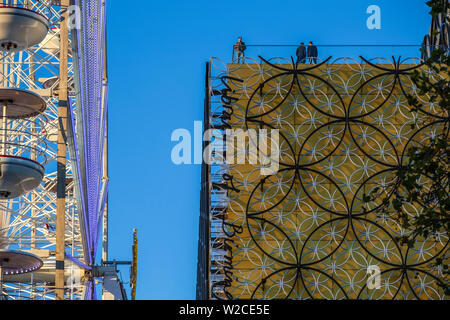 Regno Unito, Inghilterra, West Midlands, Birmingham, Broad Street, Centenary Square, grande ruota e la libreria di Birmingham , - una delle più grandi biblioteche pubbliche in tutto il mondo Foto Stock