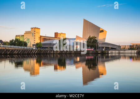 Regno Unito, Inghilterra, Manchester, Salford, Salford Quays, Imperial War Museum North, la Rank Hovis ha building e ITV studios Foto Stock