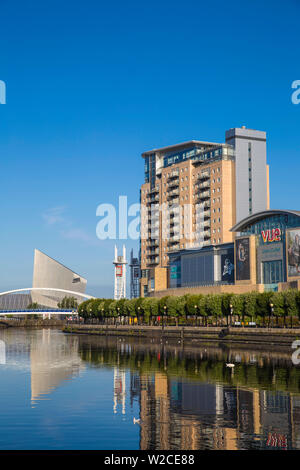 Regno Unito, Inghilterra, Manchester, Salford, vista di Salford Quays, l'Imperial War Museum North, Millennium Bridge conosciuto anche come il Ponte di Lowry e il Lowry outlet mall (da sinistra a destra) Foto Stock