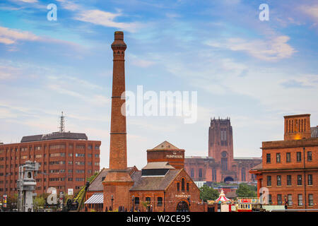 Regno Unito, Inghilterra, Merseyside, Liverpool, Albert Docks, vista la Casa della pompa con la cattedrale di Liverpool a distanza Foto Stock