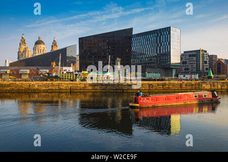 Regno Unito, Inghilterra, Merseyside, Liverpool, vista di Pier Head edifici riflettente nel Dock di inscatolamento Foto Stock