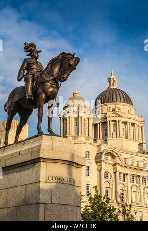 Regno Unito, Inghilterra, Merseyside, Liverpool, statua del re Edward VII di fronte al porto di Liverpool edificio - uno dei tre edifici grazie Foto Stock