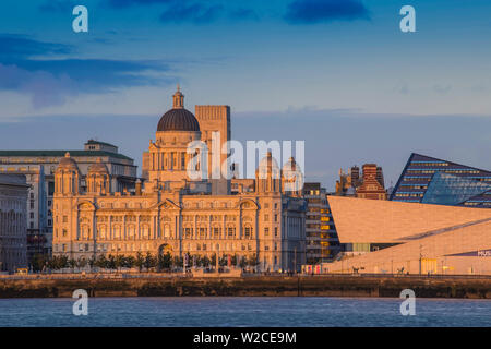 Regno Unito, Inghilterra, Merseyside, Liverpool, vista del porto di Liverpool Building e il Museo di Liverpool Foto Stock