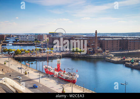 Regno Unito, Inghilterra, Merseyside, Liverpool, vista di Albert Docks la ruota di Liverpool e la luce MerseyPlanet nave Foto Stock