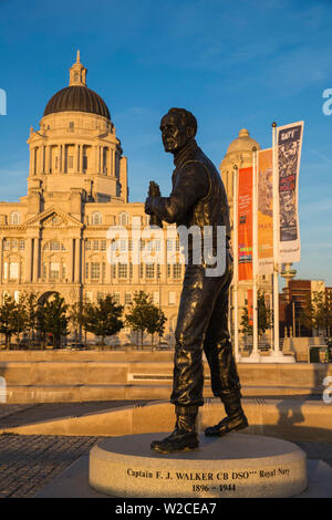 Regno Unito, Inghilterra, Merseyside, Liverpool, Statua del capitano Walker davanti al Porto di Liverpool edificio - uno dei tre edifici grazie Foto Stock