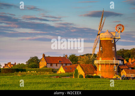 Regno Unito, Inghilterra, Norfolk, North Norfolk, Cley-next-il-Mare, Cley Windmill Foto Stock
