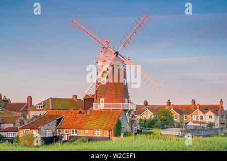 Regno Unito, Inghilterra, Norfolk, North Norfolk, Cley-next-il-Mare, Cley Windmill Foto Stock